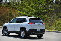 リアまわりも一新。「四角いシルエットに縦型のコンビランプ」という、従来モデルの面影は残っていない。
    