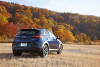 紅葉深まる裏磐梯の高原にたたずむ、「マツダCX-3」。今回は、最上級グレード「XDツーリング Lパッケージ」の4WDモデルをテストした。