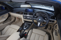 運転席まわりのデザインは、「435i」などと共通のもの。「Mスポーツ」の場合、シートの色は写真のヴェネト・ベージュのほかコーラル・レッド、ブラックが選べる。