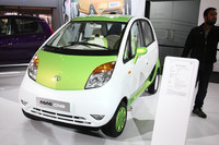 価格の安さで知られた「タタ・ナノ」には、CNGも使える新バージョンが登場。