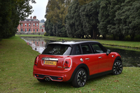 本国では2014年6月に発表された「MINI 5ドア」。日本では同年10月2日に販売が開始された。価格は「クーパー」が298万円、「クーパーS」が350万円。