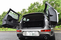 観音開きのバックドアは、「MINIクラブマン」の最大の特徴。リモコンキーのボタン操作で開くこともできる。