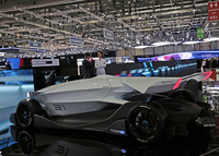 EDデザインの「トルク」は自動操縦のレースカー。パイロットは全周囲ディスプレイの映像を見ながら乗ることになる。これから2年がかりで、人とマシンの理想形を模索する。