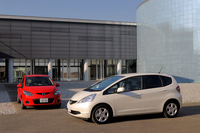 【スペック】フィットL（写真手前）：全長×全幅×全高＝3900×1695×1525mm／ホイールベース＝2500mm／車重＝1030kg／駆動方式＝FF／1.3リッター直4 SOHC16バルブ（100ps/6000rpm、13.0kgm/4800rpm）／価格 ＝134万4000円（テスト車＝178万5000円／リアカメラ付きホンダHDDインターナビシステム＝21万円／ディスチャージヘッドライト＝6万3000円／コンフォートビューパッケージ＝3万1500円／15インチアルミホイール＝10万5000円／ホワイトパール塗装＝3万1500円）