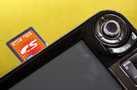 ナビデータはSDメモリーカードに収録する。