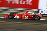 地に落ちた元チャンピオン、フェラーリのミハエル・シューマッハーは、悪夢のようなシーズンを最悪なかたちで終えた。予選で6位とまずまずな順位ながら、なんとダミーグリッドにつく前の徐行走行中に、後ろからきたミナルディのクリスチャン・アルバースと接触。マシンをスペアカーに代えピットからスタートしたが、セーフティカー中の徐行走行中にスピンし、コース脇にマシンを止めリタイアをきっした。ドライバーズランキングでは3位だが、2位ライコネンとの間には50点もの差がついた。（写真＝フェラーリ）