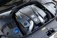 5.5リッターV8ツインターボエンジンは585psと91.8kgmを発生する。JC08モード燃費は8.9km/リッター。