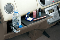 耐荷重3kgの「インパネスライドボード」。カップホルダー手前にはフタ置きが！ この上には｢リッド付きインパネボックス（助手席）｣、下には買い物袋をかけるフックがある。