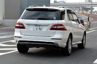 高速道路を行く「ML350 4MATICブルーエフィシェンシー」。リアまわりのデザインもLED式のコンビネーションランプなどで新しさが表現されている。
