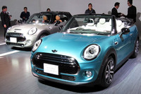 「MINIクーパー コンバーチブル」（手前）と「クーパーS コンバーチブル」（奥）。