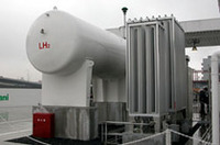 左にあるのが、1万リッターの液体水素を貯蔵するタンク。「液体水素タンク」の燃料電池車へは、ここから直接水素が供給される。一方の「高圧水素タンク」型には、右のパイプ状の装置で気化された水素が充填される