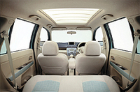 
	可視光線の約40％を透過させるホワイトキャンバス。デミオは、3種類のシリーズそれぞれに、独自のインテリアが用意される。
	 