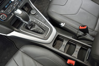 エンジンの換装に伴い、トランスミッションもDCTからトルクコンバーター式ATに変更された（いずれも6段）。