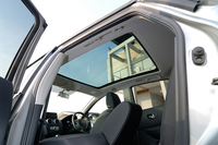 「20G」グレードに標準装備される「スタイリッシュガラスルーフ」。ガラスはUVカット機能付きで、電動格納式のサンシェードも装備される。