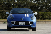 「ウインド ゴルディーニ」は、ボンネットやテールゲートのホワイトストライプのほか、フロントグリル左右、ドアミラーカバー、ルーフカバーカウルが白くペイントされる。