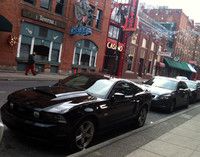 ダウンタウンの繁華街グリークタウン（ギリシャ街）にて。