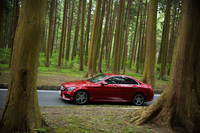 Cd値を0.24に抑えるなど、優れた空力性能を実現。燃費性能に加え、風切り音を抑えることで静粛性も向上させているという。
    