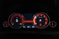 走行モードに応じて表示が変わるマルチディスプレイメーターパネル。