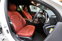 テスト車の内装色はクランベリーレッド。ほかにボディーカラーに応じてブラックも用意される。