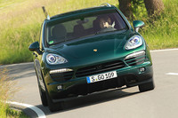 3.6リッターV6搭載「カイエン」の日本販売価格は、748.0万円（6MT）と795.0万円（8AT）。いずれも右ハンドルモデルが用意される。