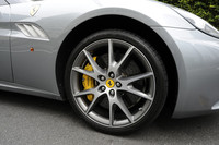 日本仕様は20インチホイールを標準装備。黄色く塗られたブレーキキャリパー（12万5000円のオプション）が目を引く。