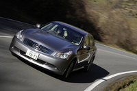 【スペック】350GT Type SP：全長×全幅×全高＝4755×1770×1450mm／ホイールベース＝2850mm／車重＝1600kg／駆動方式＝FR/3.5リッターV6DOHC24バルブ（315ps/6800rpm、36.5kgm/4800rpm）／価格＝380万1000円（テスト車＝450万2350円／4輪アクティブステア＝13万6500円／アクティブAFS＝3万1500円／カーウィングスナビゲーションシステムHDD方式＋バックビューモニター＋サイドブラインドモニター＋BOSEサウンドシステム＝41万8950円／SRSカーテンエアバッグ＋前席サイドエアバッグシステム＝8万4000円／ETC＝3万400円）（写真＝KO）