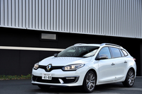 フロントの意匠が大きく変わった「メガーヌ エステートGTライン」。テスト車の白系のほか、ボディーカラーは青、灰、赤、黒が用意される。