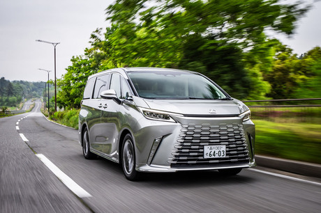 欧州でも販売されているレクサスブランドの高級MPV「LM500h“エグゼクティブ”」に試乗。4人乗りで車両本体...
