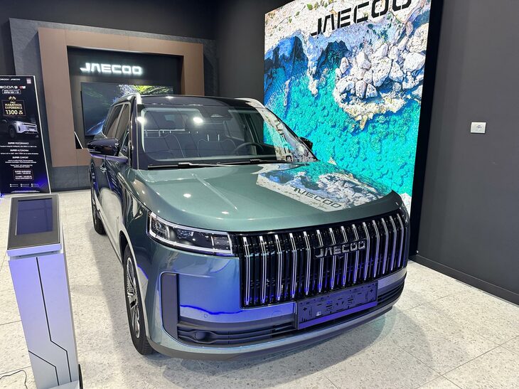 セスト・フィオレンティーノの「カーヴィレッジ」は総面積3万m2、屋内面積9000m2を誇る県内屈指の大規模自動車販売店である。これは「ジェコー5」。中国の奇瑞によって2023年に創設された新ブランドのBセグメントSUVである。