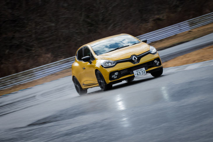 「ルーテシアR.S.」にはコーナリング時のアンダーステアを抑制するため、コーナー内側の前輪にわずかにブレーキをかけて回頭性を向上させる電子制御ディファレンシャル「R.S.デフ」が装備されている。