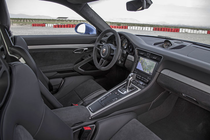 PDK仕様の室内。背後にシフトパドルを備えた直径360mmの「GTスポーツステアリングホイール」は、「918スパイダー」のイメージでデザインされている。