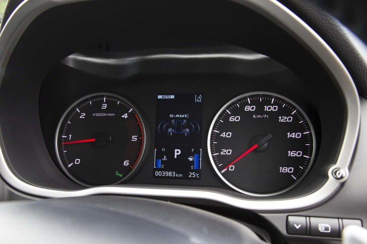 メーターパネルは2眼式。センターのインフォメーションディスプレイには、S-AWCの作動状況も表示される。