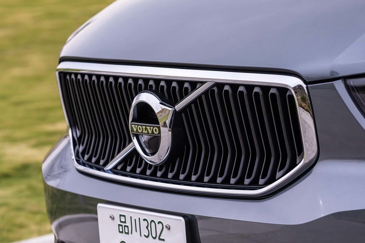 逆スラントデザインのフロントマスクを採用。「XC」シリーズとして先に登場した「XC90」「XC60」とは異なる“若さ”を狙ったデザインテイストになるという。