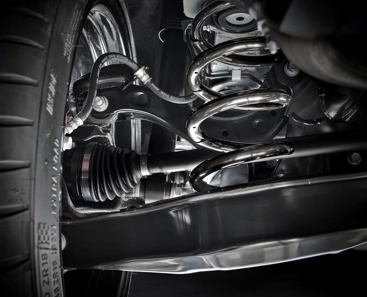 リアサスペンション（写真）はダブルウイッシュボーン式。フロントはマクファーソンストラット式となる。