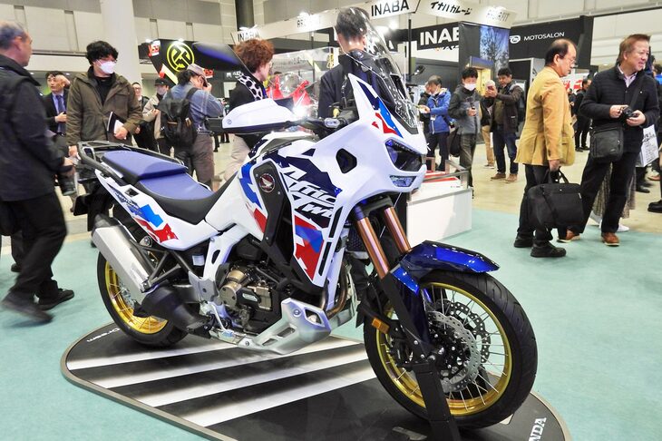 東京モーターサイクルショー2024の会場で国内初公開された、最新の「ホンダCRF1100Lアフリカツイン アドベンチャースポーツES デュアルクラッチトランスミッション」。従来モデルに対しては、発進特性と極低速域のコントロール性の向上を目的に、DCTの制御が変更されている。2024年3月21日発売。