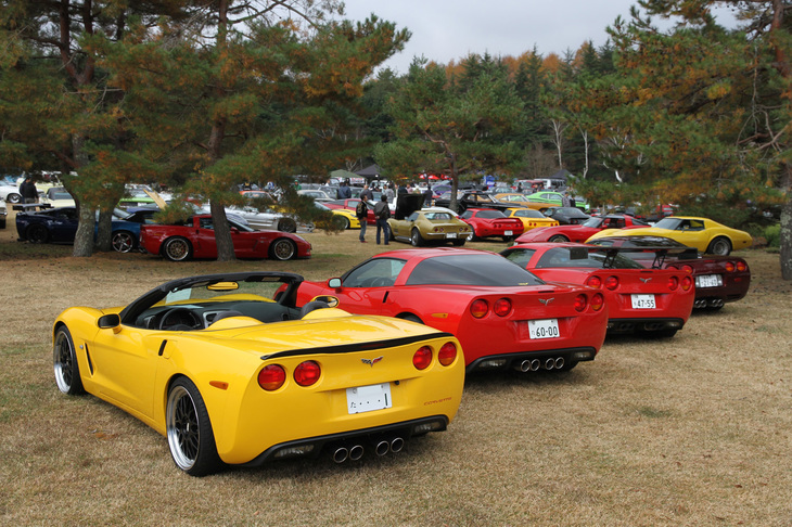 手前にC6とC5、奥にC3とC4の「シボレー・コルベット」が並ぶ。