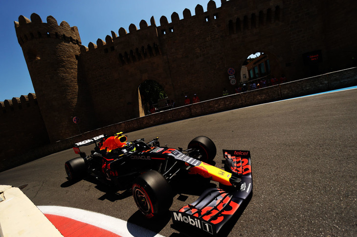 レッドブルのドライバーとして申し分のない活躍をみせたペレス（写真）。ランド・ノリスの降格で6番グリッドから出走し、タイヤ交換後に2位に上がり、首位を快走するフェルスタッペンの後ろで壁となってハミルトンを寄せつけなかった。フェルスタッペンのリタイアでキャリア2勝目が転がり込んできたが、レース後、油圧系のトラブルのため完走を諦める可能性もあったことを明らかにした。得意のアゼルバイジャンで3度目の表彰台、ドライバーズチャンピオンシップでも3位に躍進している。（Photo=Getty Images / Red Bull Content Pool）