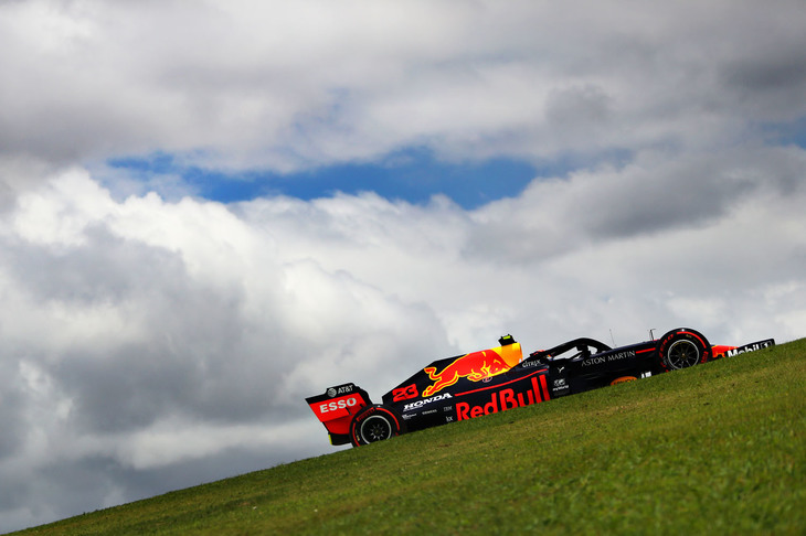 ブラジルGP前に、2020年もレッドブルをドライブすることが正式発表されたアルボン（写真）。予選では6番手タイムを記録するも、シャルル・ルクレールの10グリッド降格で5番グリッドを得ることができた。レースではトップ集団にとどまり、2度のセーフティーカーを経て2位までのぼりつめるも、ハミルトンとの接触ではじき出されて14位完走。チャンピオンに初表彰台をふいにされてしまったが、「もちろんフラストレーションはたまってるけど、怒ってはいない」と、必要以上にハミルトンを責めたりはしなかった。（Photo=Red Bull Racing）
	 
