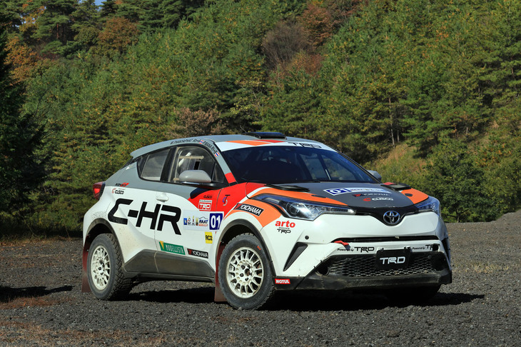 日本屈指のラリーコンストラクターであるクスコレーシングが製作した「C-HR AP4」。日本ではラリーのイメージが薄いC-HRだが、海外ではクスコレーシングの手になるラリーカーが、アジアパシフィック、ニュージーランド、中国……と、さまざまな地域で活躍している。