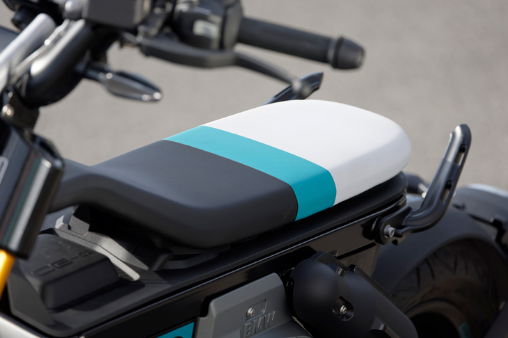 フラットなシートの形状はスケートボードをモチーフにしたとのこと。シート高は全車共通で750mmとなっており、オプションでコンフォートシート（写真）も用意されている。