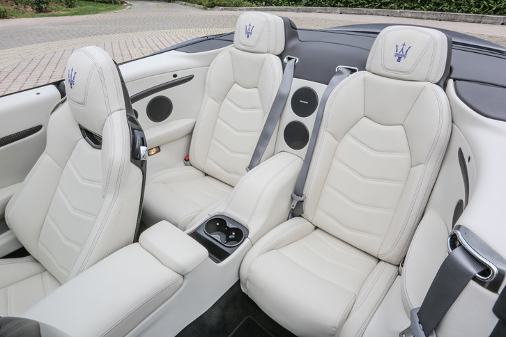 シートには4座すべてにポルトローナ・フラウの本革を採用。全車にharman/kardonのサウンドシステムが搭載されるなど、装備は充実している。