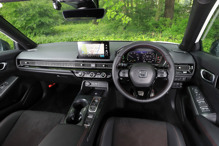 装備はガソリン車の上位グレード「EX」とほぼ同等。BOSEのオーディオシステムや運転席8ウェイ、助手席4ウェイのパワーシート、ワイヤレスチャージャーなどが標準装備される。