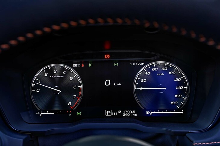 「レヴォーグ」シリーズに装備される、12.3インチのフル液晶メーター。今回の改良により、純正ナビの画面に加えて「Apple CarPlay」のナビアプリの画面も表示可能となった。