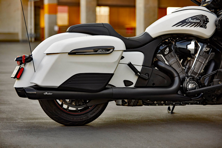 スリムなシート形状と流線形のサイドケースが形づくる、優雅なリアまわりの造形。他のジャンルのモデルにはない、まさにバガーといったデザインだ。