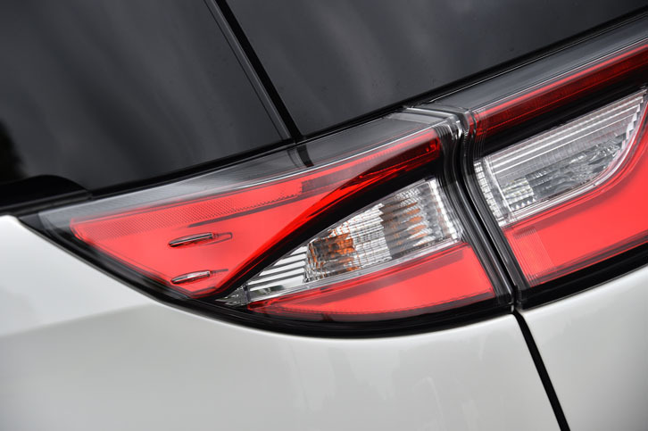 リアコンビライトの側面には、走行安定性を高める流線形のフィンが設けられている。