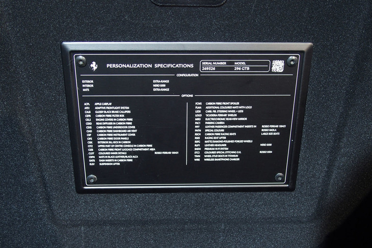 フェラーリ296GTB（ラゲッジスペース内の車両仕様プレート）