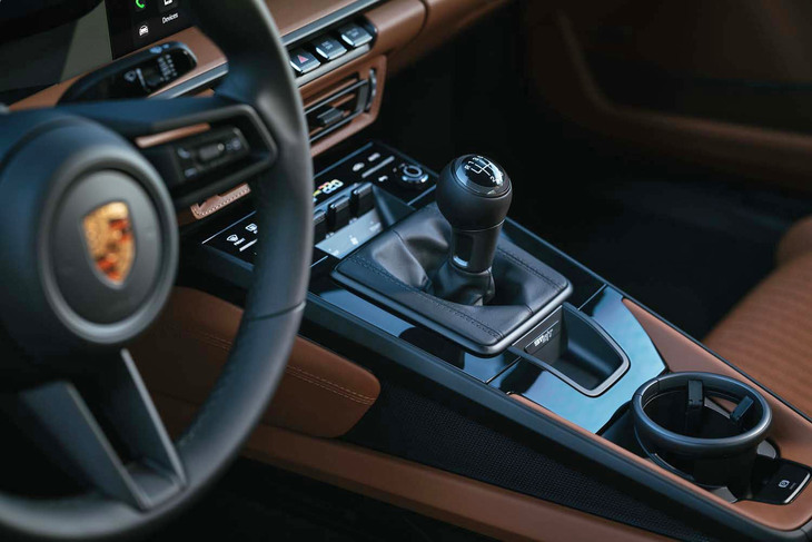 トランスミッションは6段MTのみ。そのギア比は、ハードコアモデル「911 GT3」よりもクロスレシオとなっている。
