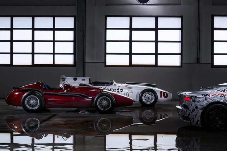 スターリング・モスが「マセラティF250」（写真左手前）を駆り勝利したのが、1956年5月13日。それから44年後の同日、「MC20」の新たなイメージが公開された。