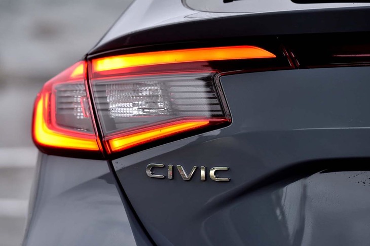 【ホンダ・シビックLXのスペック】
	ボディーサイズ：全長×全幅×全高＝4550×1800×1415mm／ホイールベース：2735mm／車重：1360kg／駆動方式：FF／エンジン：1.5リッター直4 DOHC 16バルブ／トランスミッション：CVT／最高出力：182PS（134kW）/6000rpm／最大トルク：240N・m（24.5kgf・m）/1700-4500rpm／タイヤ：（前）235/40R18 95Y／（後）235/40R18 95Y（グッドイヤー・イーグルF1アシンメトリック2）／燃費：16.3km/リッター（WLTCモード）／価格：319万円
	
	【取材時の燃費データ】
	テスト距離：258.2km（市街地1：高速道路7：山岳路2）／使用燃料：23.9リッター（ハイオクガソリン）／参考燃費：10.8km/リッター（満タン法）／12.2km/リッター（車載燃費計計測値）