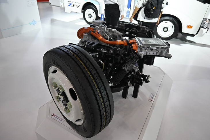 「日野デュトロ Z EV」の電動パワートレイン。